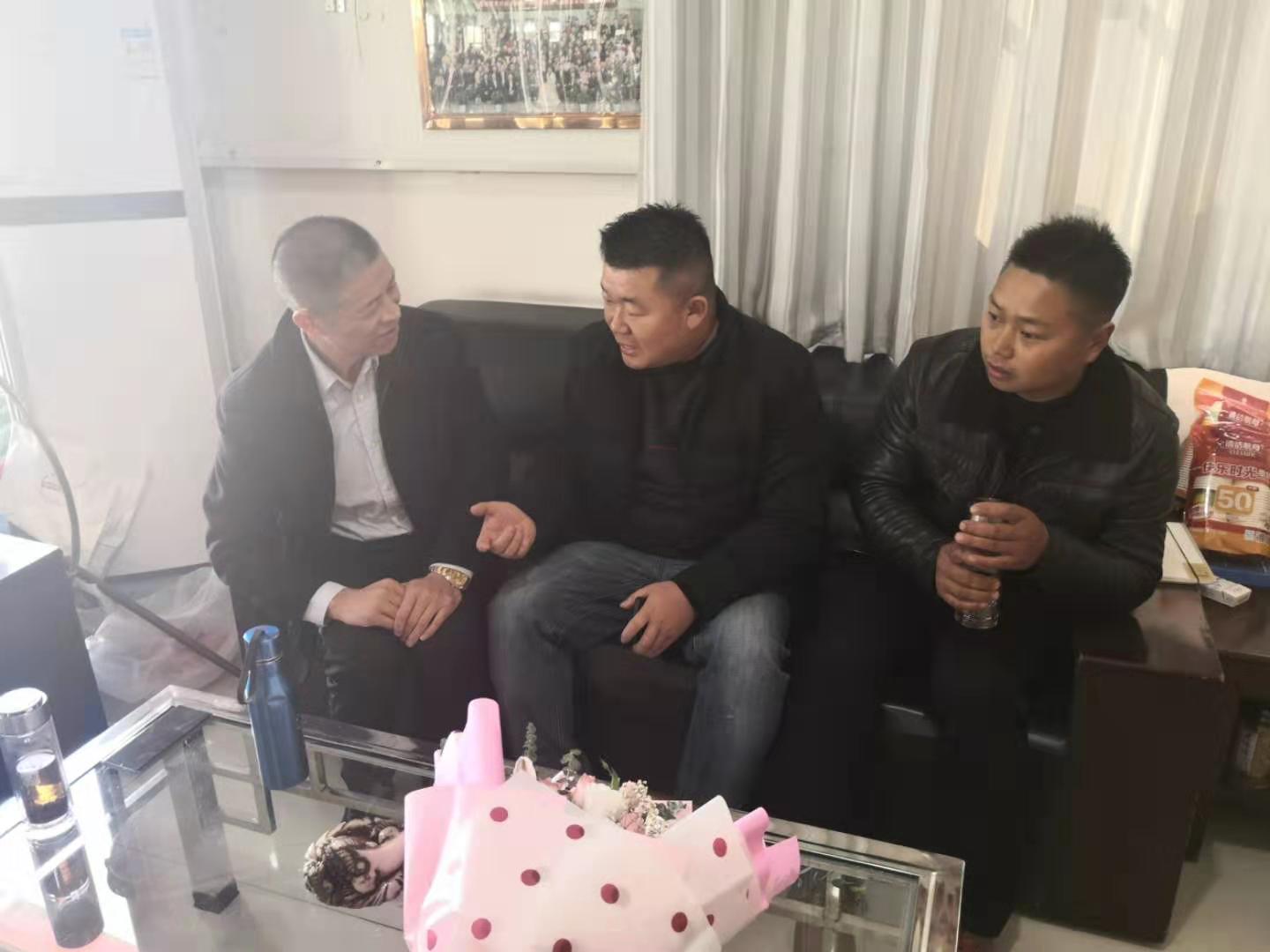 單總和太和李總，臨泉梁總在親切交談不銹鋼市場